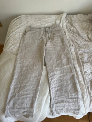 BRLN linnebyxa - BRLN linnebyxa i beige, storlek L. Perfekta linnebyxan som är slutsåld sedan förra sommaren!