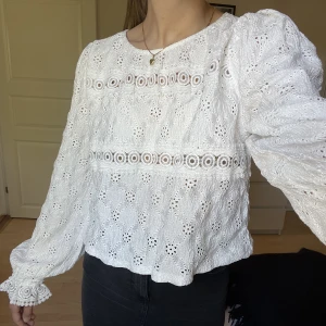 Zara blus - Super fin blus från zara som tyvärr inte kommer till användning💕 storlek L men passar S-M😇