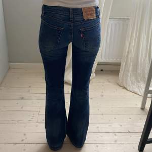 Vintage Levis jeans storlek W26 L34. (midjemått 72cm innerbenslängd 82cm) Low waist med botcut. Superfint skick. Finns inga bilder framifrån pga för små. 