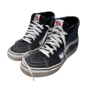 Höga Vans i nyskick (storlek 38)  - Blåa höga vans i nyskick! Modell UA SK8-HI! Köpte fel storlek och säljer därför dessa snygga och otroligt bekväma sneakers!   Sparsamt använda - endast testat dem under en dag. Tvättas och impregneras vid köp!  Jag skickar alltid postbevis 🥰