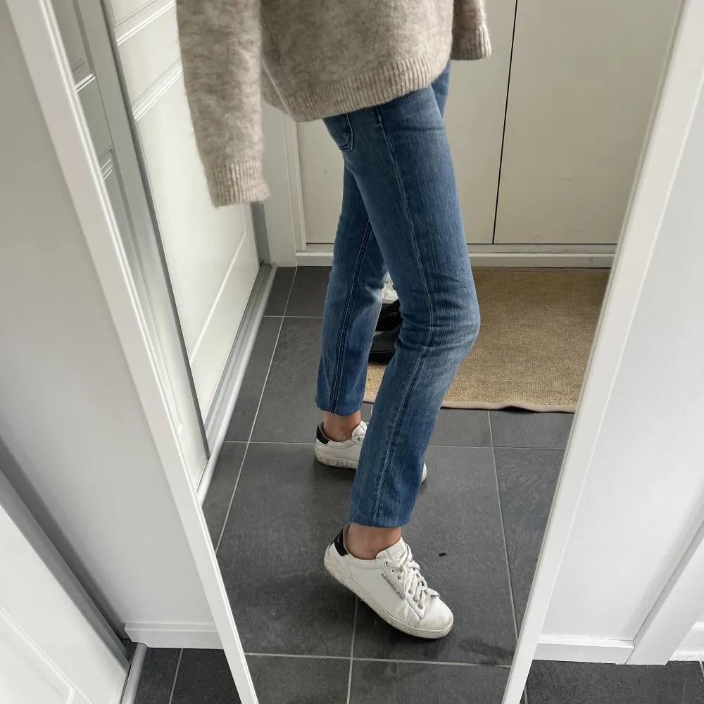 Sååå snygga lågmidjade jeans ifrån diesel i perfekt blå färg! Säljer då de är för korta för mig som är 1.70🥰🥰. Jeans & Byxor.