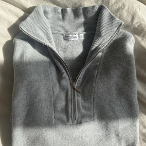 stickad tröja stradivarius xs - skriv t mig om du har frågor elr fler bilder🩵 använd 2 ggr