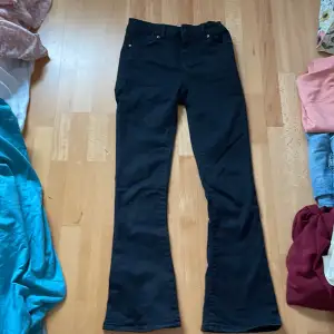 Svarta jeans som har använts typ 5gånger 