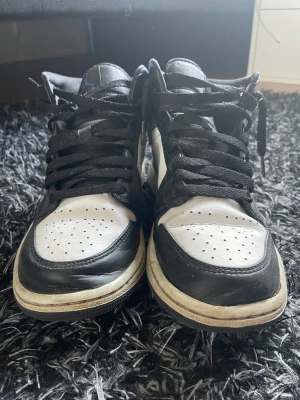 Jordan 1 mid  - Jordan 1 mid Black white royal. Storlek 41 Condition 6/10 