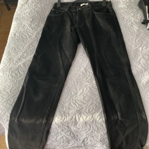 Bugatti jeans - Svarta jeans från bugatti. Ungefär samma passform som levis 501. Sparsamt använda. Nypris ca 1100. Passar mig som e 180. 