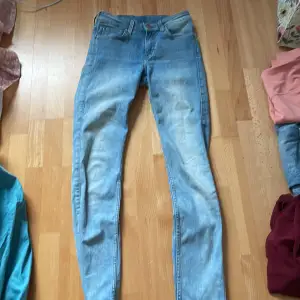 Blåa jeans som aldrig har varit använda.