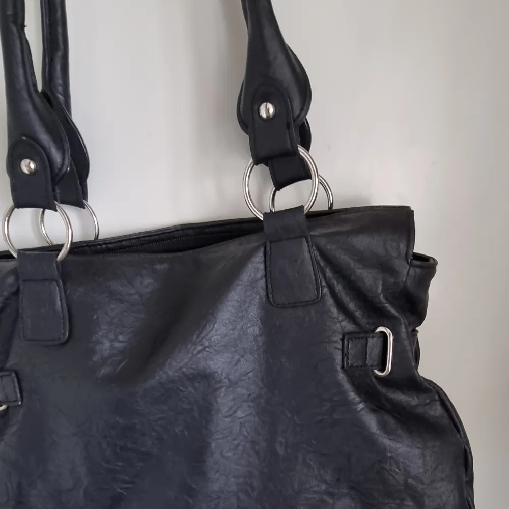 Perfekt svart vintage väska 🩶🖤 Får plats med mycket, många bra fack.. Väskor.