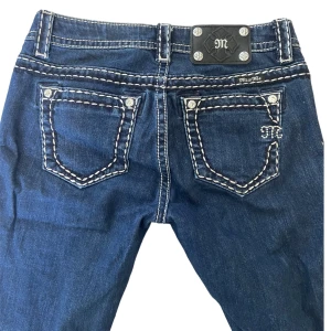 Miss Me jeans  - Säljer mina as snygga Miss me byxor som tyvärr inte kommer till användning längre. Köpta för 450  på beyond retro. Jeansen är skinny jeans!!!  Innerbenslängd: 76cm Midjemått: 74 cm