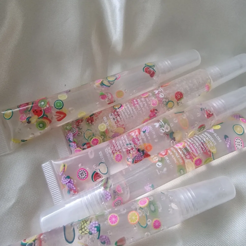 Vegan lipgloss, 15ml tube. Väldigt återfuktade och glansig.  Innehåller vitamin E som är bra för läpparna. Betalar genom plick eller swish.. Övrigt.