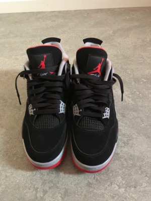 2019 Nike Air Jordan 4 Bred  - Storlek 44EU Fick dem i present för några månader sen och har inte använt dem alls Pris kan diskuteras eftersom jag har ingen  nytta av dem Äkthetsbevis finns