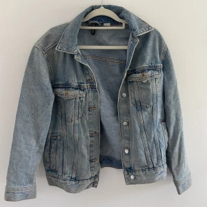 Jeansjacka  - Blå jeansjacka, använd ett fåtal gånger 