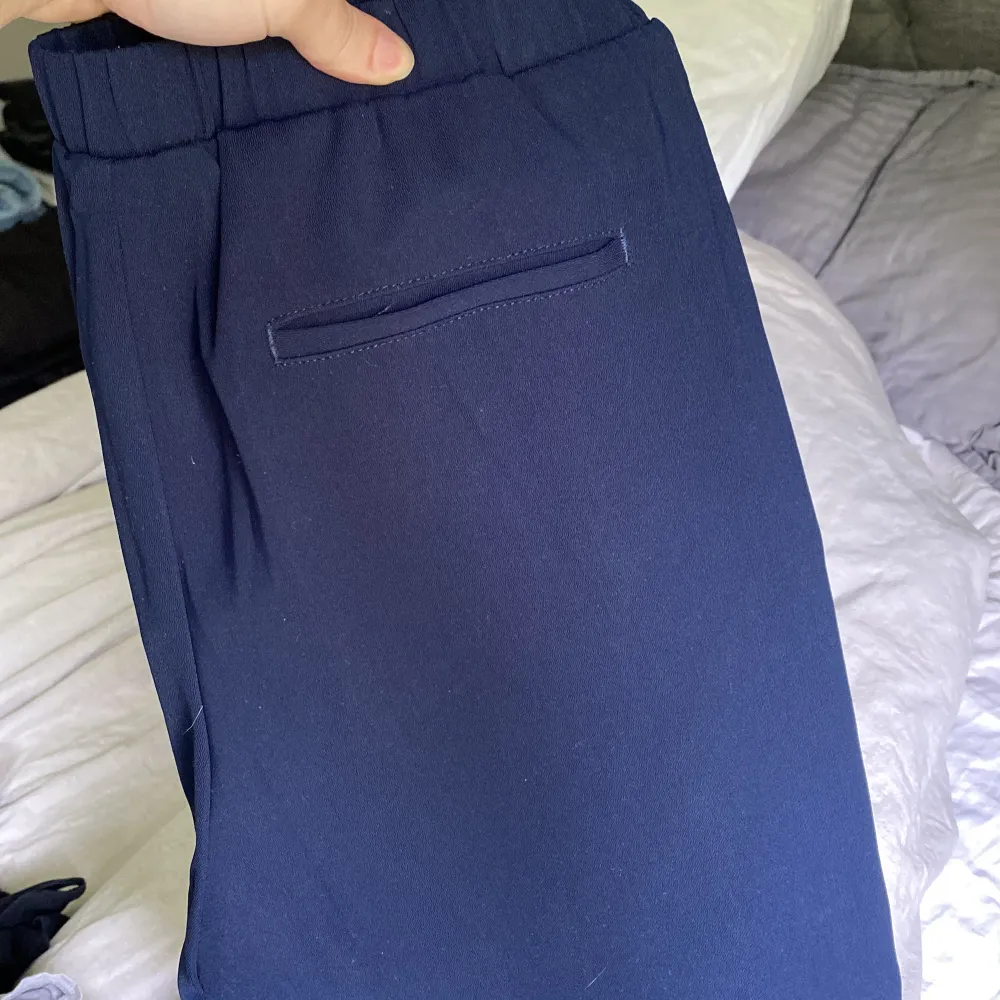 Marinblåa kostymbyxor från Gant. Nästintill oanvända, strl. 36. Ganska låga i midjan.. Jeans & Byxor.
