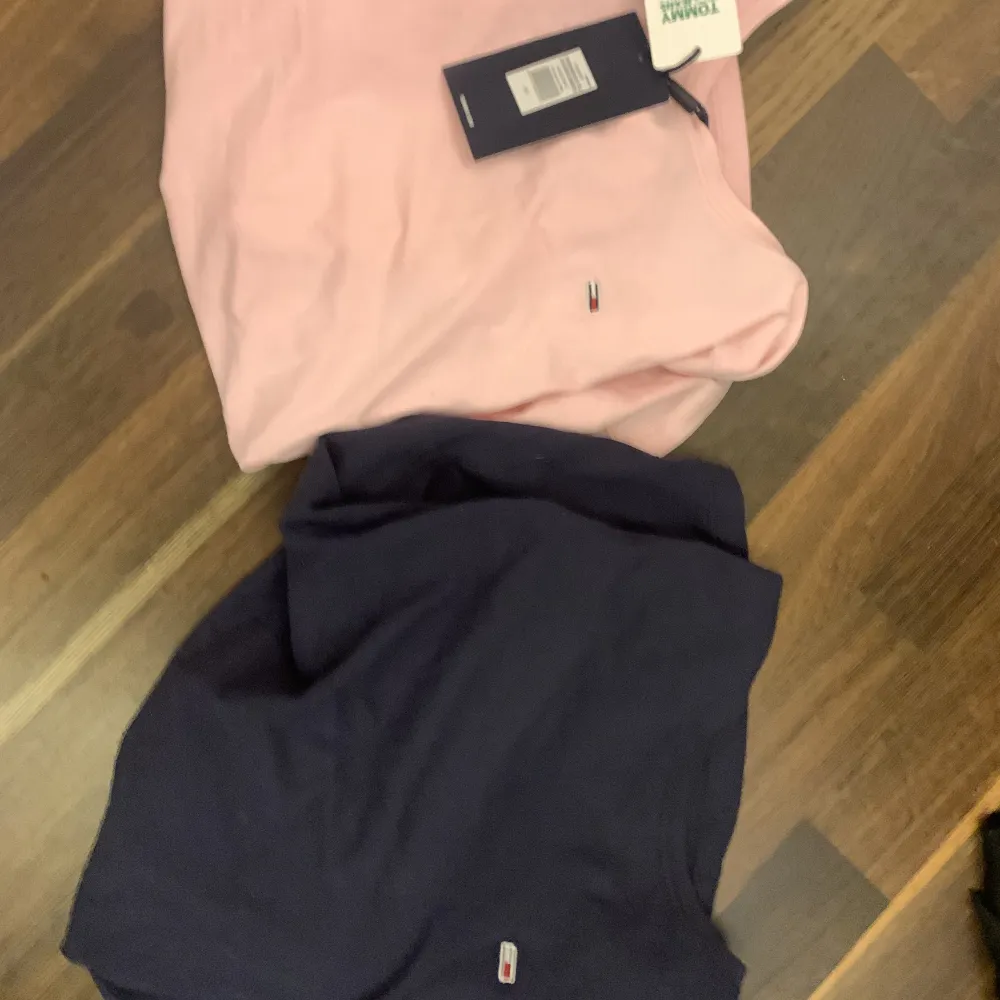 2st tommy hilfiger t shirts som är som oanvända, den rosa har lappen kvar och den mörk blåa är endast använda 2-3 gånger ❤️ båda är i storlek XS, säljer båda för 100kr! ❤️. T-shirts.