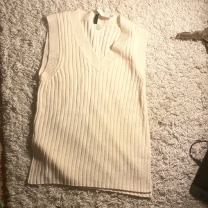 Oversized Stickad väst - En oversized stickad väst inte ens använd ( har tillåmed fortfarande lappen kvar) köpt från hm för jag tror 150 inte min stil men skulle passa någon vintage.