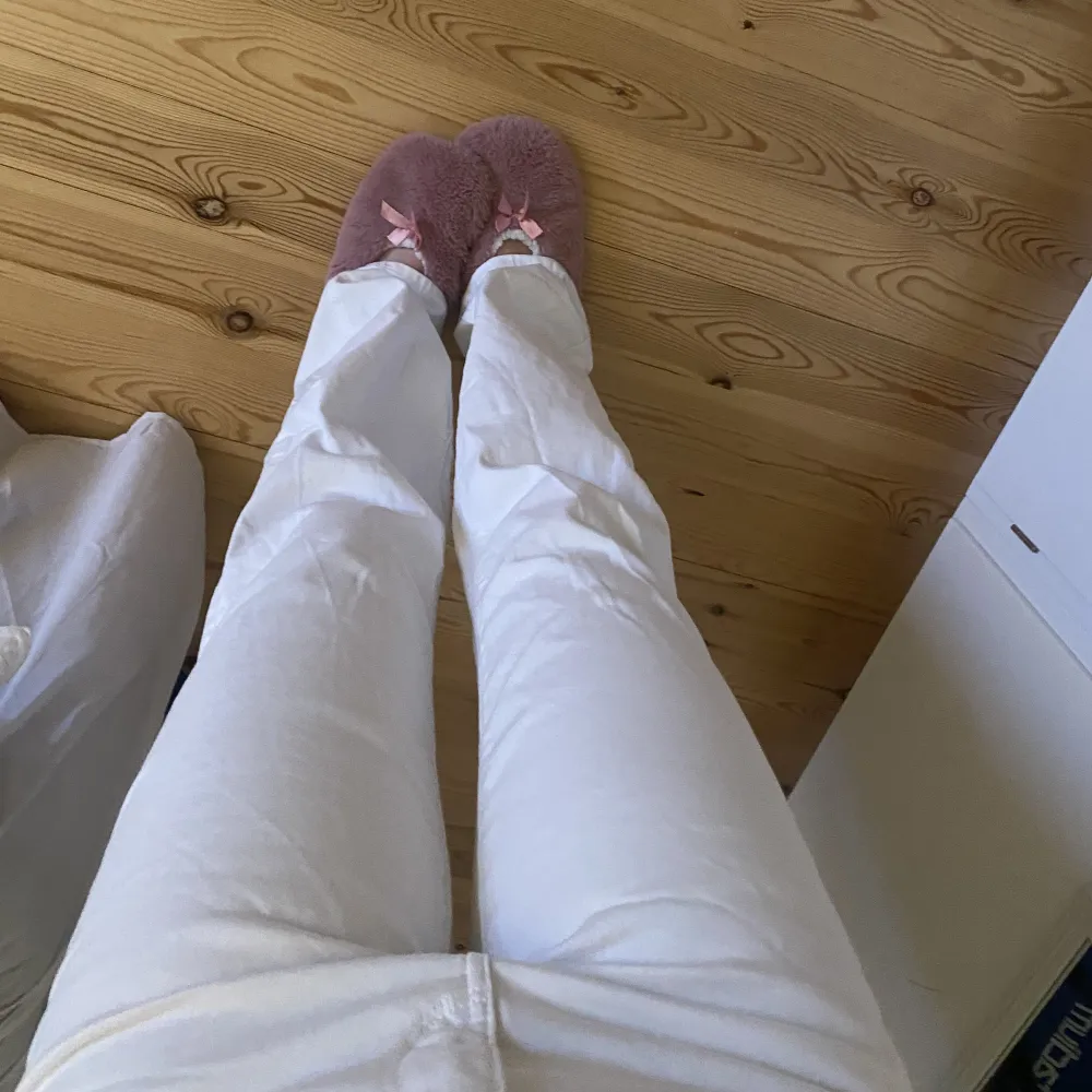 Jättefina vita jeans från Lindex storlek 34, använda en gång🥰. Jeans & Byxor.