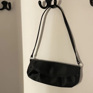 Väska svart  - Underbar aftonväska som är perfekt till balen😇 den har ett litet fack inuti 