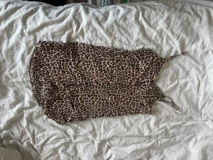 Leopard klänning  - Sommarklänning med knappar, super att ha dom layer 