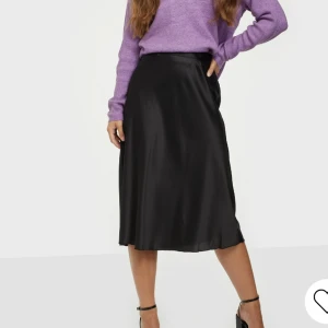 Satin kjol - Helt ny satinkjol från Nelly. Slutsåld. Nypris 329 säljer för 150kr. Säljer då den är för liten för mig. 