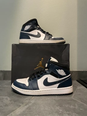 Jordan 1 Mid Teal - De är sparsamt använda och finns att hämta i Gbg eller fraktas.  Skick: 8/10 Pris: 900kr Nypris: ca 2500kr Skriv gärna om du har frågor.