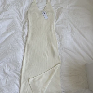 Klänning - Oanvänd superfin och skön klänning från Gina tricot i storlek M. Säljs pga fel storlek för mig. Köpare står för frakt.