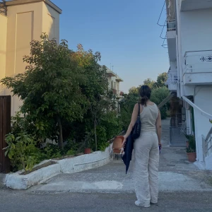 Linnebyxor ARKET - Säljer mina älskade linnebyxor då jag köpt ett par nya precis. De är köpta från Arket för 600kr och är felfria! Ner till skorna på mig som är lång (174 cm ish) och går att ha både highwaist och low (som jag har på bilden). Pris kan diskuteras⭐️