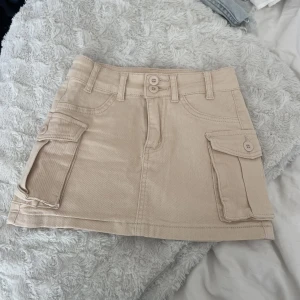 Cargokjol - Supersnygg cargoskirt från shein, säljer då den är för liten för mig. Oanvänd storlek xs