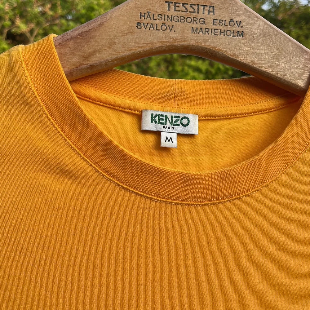 En gul t shirt från Kenzo Perfekt till sommaren  Endast använd ett fåtal gånger. T-shirts.