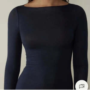 intimissimi tröja - Säljer min mörkblåa intimissimi tröja i storlek s som formar kroppen så snyggt! (Genomskinlig med ljus bh men inte med mörk eller utan) jättebra material (kashmir) därför nypris 500kr💕💕💕KÖP DIREKT 350 