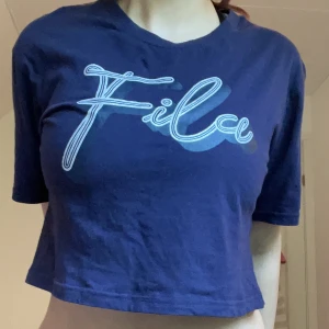 Fila söt topp - Använd gärna köp nu! Söt topp från fila. Köptes för 200kr(tror jag) och jag säljer den för 100kr. Skriv gärna för mer frågor om ni är intresserade. Färgen är mest lik bild1. Pris går att förhandla vid direkt köp