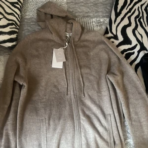 Soft goat - Helt ny soft goat zip! Köpt här på plick men vet ej om jag vill behålla. Storlek XL men väldigt liten i storleken(har normalt S/M) Inte säker på om jag vill sälja, endast vid bra bud💓