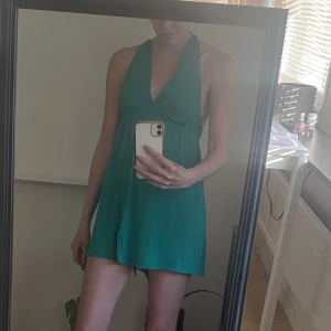 Mörkgrön klänning/topp - Tidigare använt den som klänning men nu är den mer som en topp för mig. Märke: Charlotte Russell  Storlek: XS 