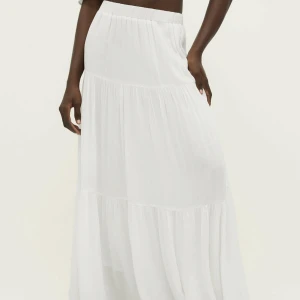 Långkjol - Jätte snygg vit långkjol i nyskick(lappar kvar) från stardivavarius(köpt på zalando) i strl xs. 