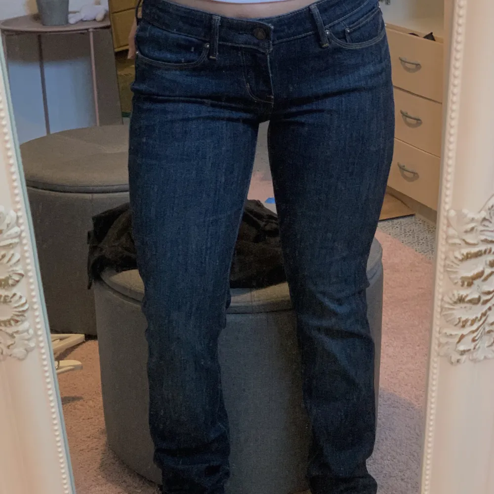 Supersnygga lågmidjade levis jeans🤩 passar bra på mig som vanligtvis brukar ha storlek 32/34💕Jag är 155 lång men skulle passa bättre i längden på någon som är 160/165😁. Jeans & Byxor.