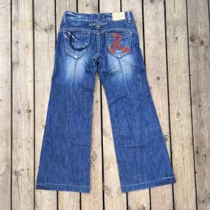 Feta red pepper jeans med fet stich runt hela byxa