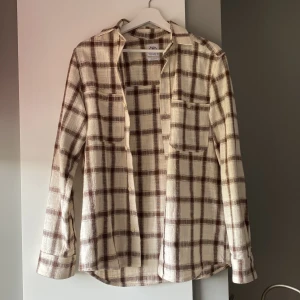 Skjorta  - Skjorta från zara, knappt använd. Storlek S man. 