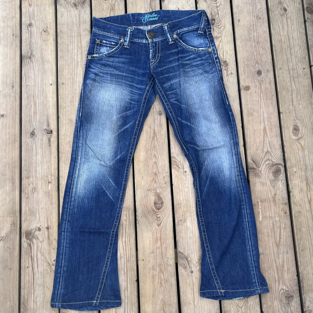Fina y2k bootcut jeans med fin wash Midjemått 39cm Innerbens 75cm Ytterbens längd 92cm. Jeans & Byxor.