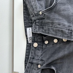 Svarta Jeans - svarta jeans som blivit för små för mig🥹 använt ett fåtal gånger