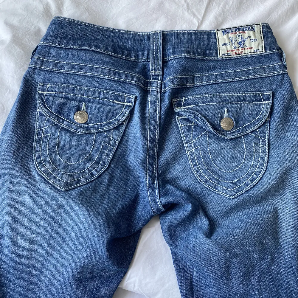 Jeans från true religion i storlek 27! Säljs då jag har flera par 😊. Jeans & Byxor.