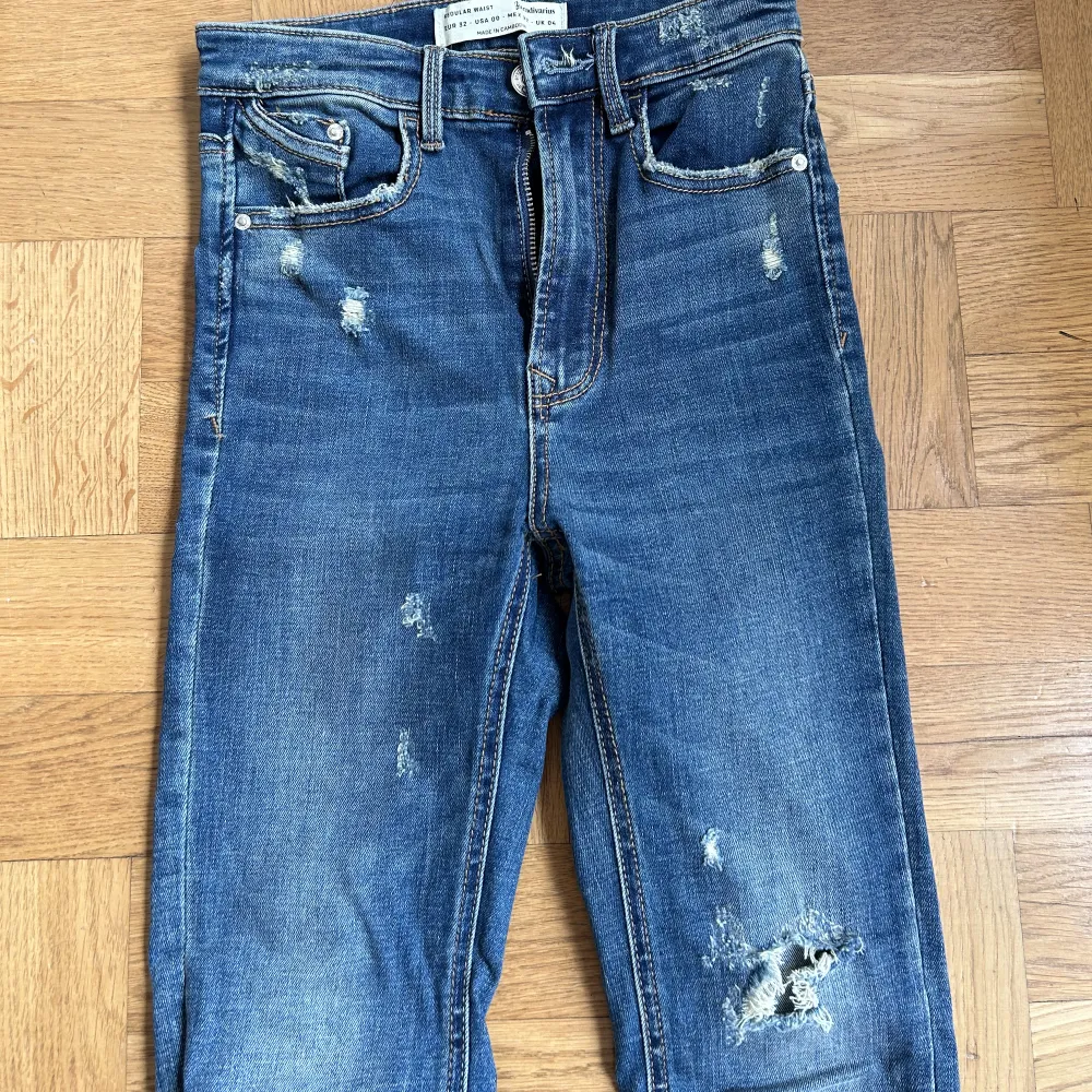 Säljer dessa mörkblåa skinny jeans från stradivarius. Storlek 32. Byxorna är använda men säljs pga att dom blivit för små. Byxorna är i super skick. Frakt tillkommer för köparen! Ingen ångerrätt, köpt är köpt!!. Jeans & Byxor.