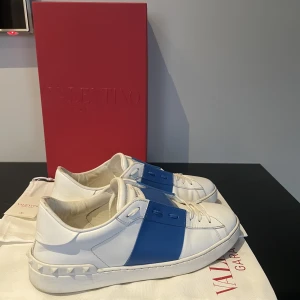 Valentino skor - Säljer ni mina valentino skor då jag köpt nya för dom här blev för små. Dom är i väldigt bra skick då dom är köpta för 4 månader sen.  Byte till nya skosnörena för 1 vecka sen men dom gamla kommer även med. Allt og följer med. Skriv till mig om frågor!