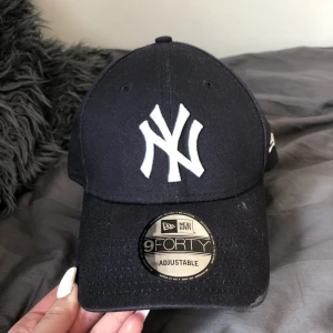 New york keps  - Säljer den här newyork tryck kepsen. Bra skick. Säljer då jag inte använder den längre!