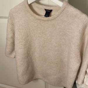 Stickad kortärmad💞 - En fin stickad tröja🌟tröjan är från lindex och är köpt på Plick sen innan, då jag inte riktigt gillade den💞