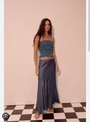 Satin kjol - Säljer denna fina satin kjolen från Zara! Aldrig använd, prislapp finns kvar. Hör av dig om du har några frågor eller vill ha fler bilder💞Nypris ca 400 kr
