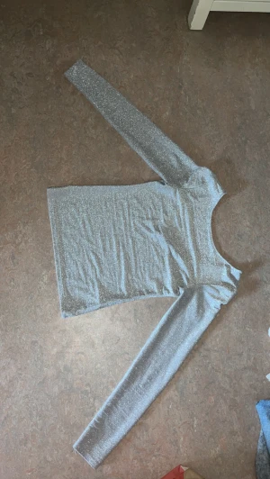 Glittrig långärmad tröja  - Säljer min glittriga tröja från bikbok då den inte kommer till användning.