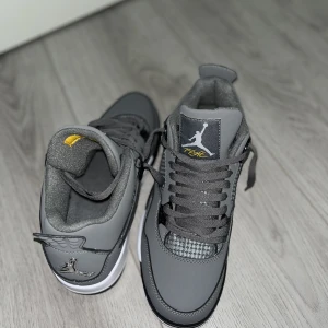 Jordan 4 cool grey - Helt nya aldrig använda, storlek 44. Pris kan diskuteras vid snabb affär😁