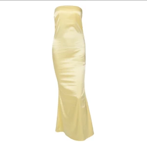 Gul glansig balklänning  - Jag säljer min klänning som jag tänkte ha på balen men som jag ångrade mig, den är i storlek S och är lagom tajt på mig. Super fin och skön, går att röra sig lätt i🌟💛