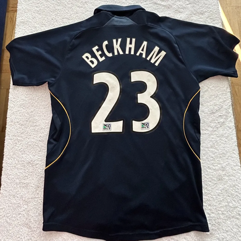 La galaxys hemmatröja från 2007/2008 säsongen med legenden David Beckham på ryggen.  Storlek: S/M Skick: 9/10. T-shirts.