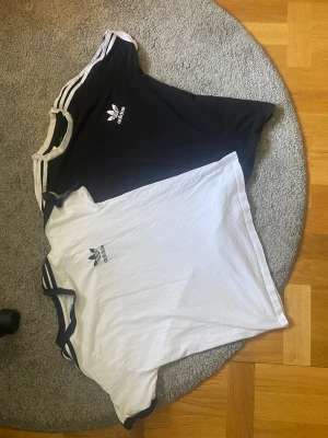 Dubbelmacka adidas t-shirt  - Dubbelpaket adidas t-shirt, båda för 200 en för 100, kontakta om köp av en för färg. Oanvända i storlek S.