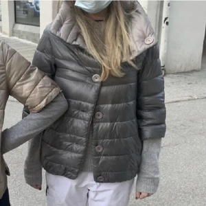 Herno jacka  - Intressekoll på denna unika och snygga herno jackan som jag köpte på plick för ett tag sen! Jag har knappt använt denna men köpte den för 3200kr (original pris 5000kr). Den har relativt mycket defekter så vill man ha bild på dem får man skriva privat!💖💖