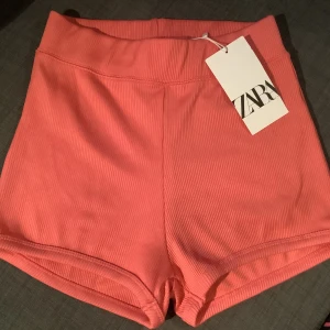Nya shorts med tags. Medium. Zara.  - Nya shorts. Zara. Med tags. Medium. Svårt att avgöra färg. Lite rosaaprikos. Se bild så notera att jag ej fyller i rätt färg kanske. 